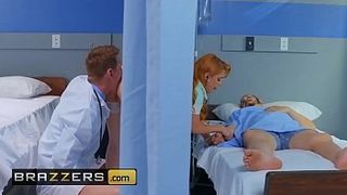 Доктор страстно выебал рыжую медсестру, в присутствии пациента за ширмой